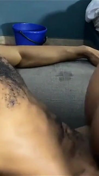 Servitoare dolofană de acasă Da-i stăpânului ei cea mai bună călărire de pulă în poziția de călărire inversă și să ia pe la spate.