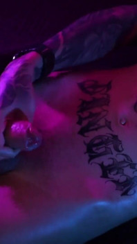 Sexy potetovaný twink honí svého velkého neoholeného ptáka s olejem a střílí mu sperma