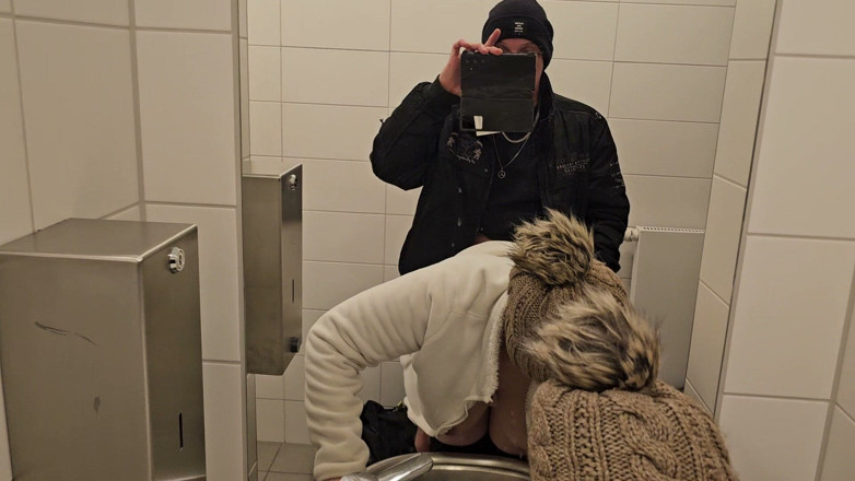 UserBitch1: Nikolaus Quicky na veřejném záchodě
