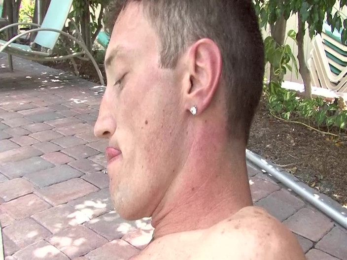 SEXUAL SIN GAY: Cruisevakantie scène-1_gay vrienden zuigen elkaars pikken in het zwembad