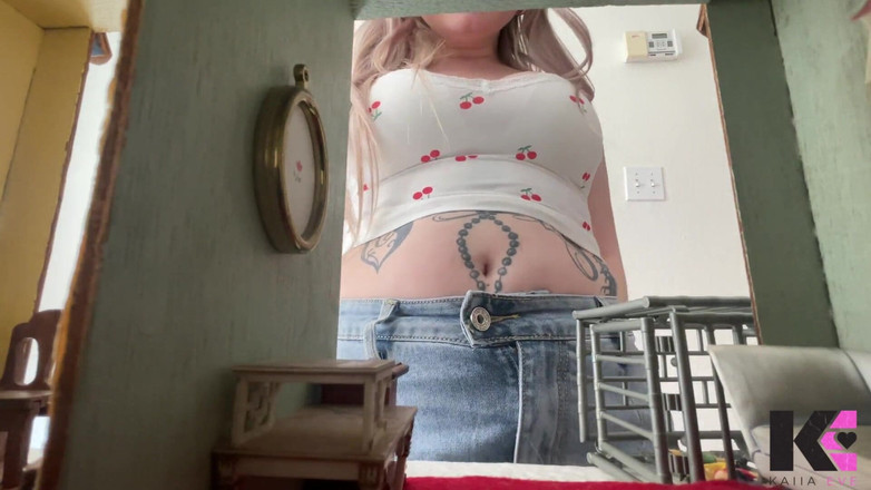 Kaiia Eve: Gergasi Crunch Tinies Menjerit &amp; Menelan Keseluruhan Pencernaan Ke Dalam Navel...