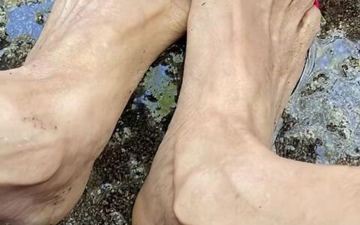 Naelor: Melove sexy špinavé nohy s dlouhými červenými nehty