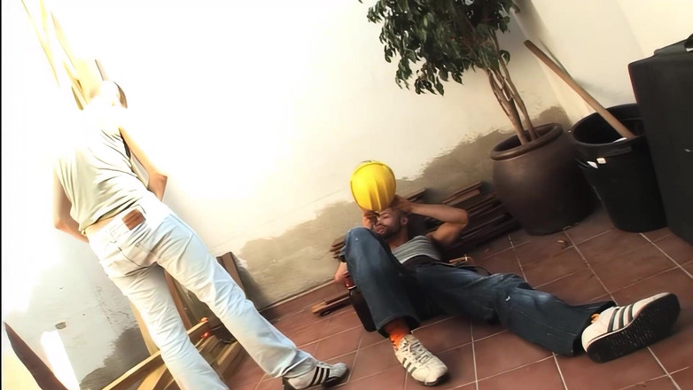 Transsexuell and gay club: Outdoor Encounter: Muscular Guy with Big Cock Gets a Blowjob...