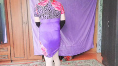 Kitty_Cross: Brincalhona transsexual segurando telefone tirando selfie fofa no espelho