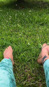 Saya membiarkan anda melihat kaki saya menggosok dan menekan rumput.