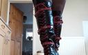 UK Joolz: &amp;quot;Et ces bottes ? Rouge et noir, plate-forme, genou haut avec...