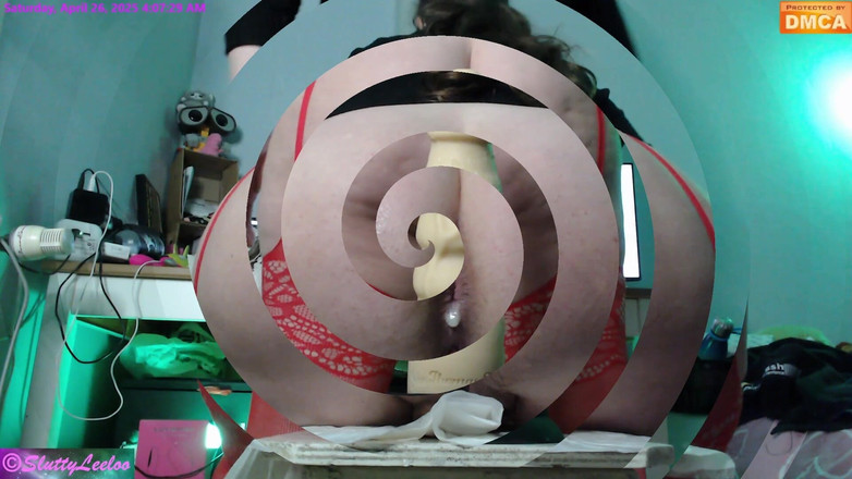 SluttyLeeloo: बड़े डिल्डो के साथ छोटी गांड चुदाई सत्र