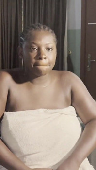 Casting: Pornô pela primeira vez, negra africana sexy com peitos enormes e bunda gorda senta-se no nosso sofá