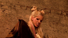 Naughty Girls: Lesbická královna používá své otroky k uspokojení svých sexuálních potřeb