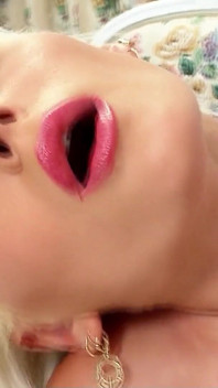 Milf cachonda Sarah tiene sexo lésbico con su marido