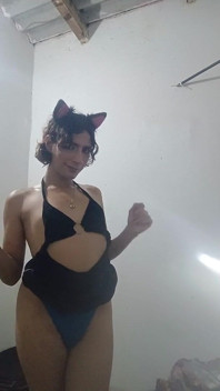 In Schwarz gibt dieses Mädchen ihren Tanz