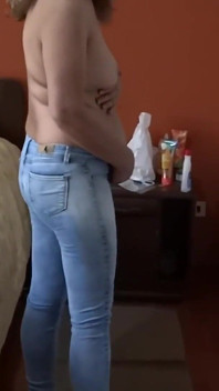 Eu me visto com jeans e sem calcinha na frente do meu enteado para que ele se masturba, grande gozada