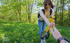 Mão na virilha leva a foda ao ar livre !!