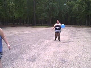 BBW nurse Vicki adventures with friends: Awek montel bermain bola tampar dengan belon