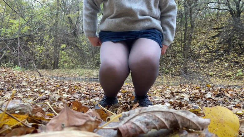 Elena: Kurvige MILF in einem langen rock pisst im autumn park.