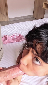 Patronumun 20 yaşındaki üvey kızını odasında netflix izlerken yakaladım ve Sonunda Cindy Luna'yı siktim