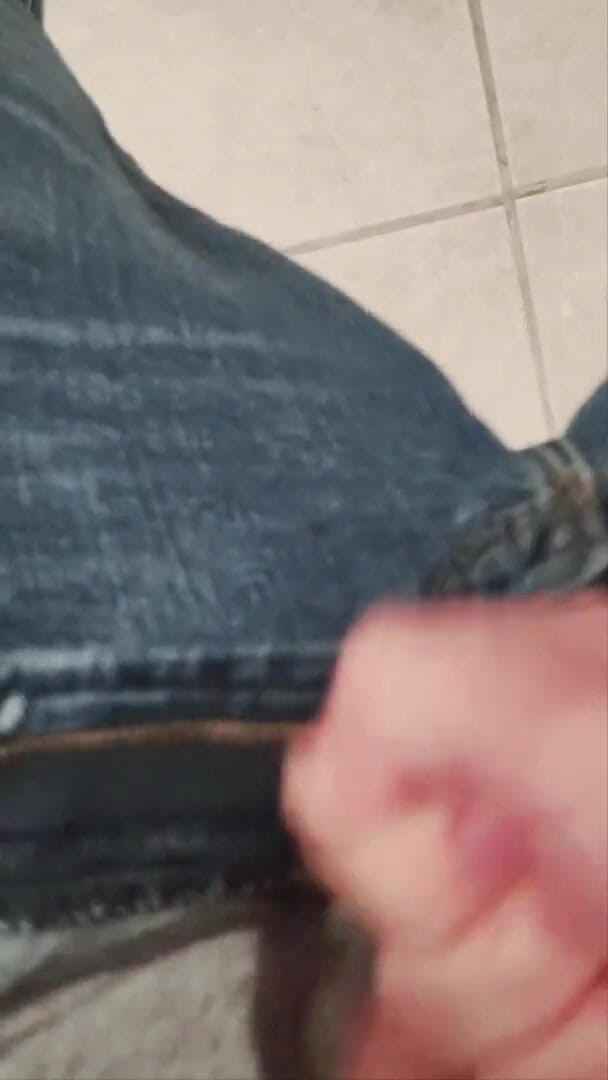 Ballbuster boi: 若き自己ボールバスターがウォルマートのトイレでナッツを壊す