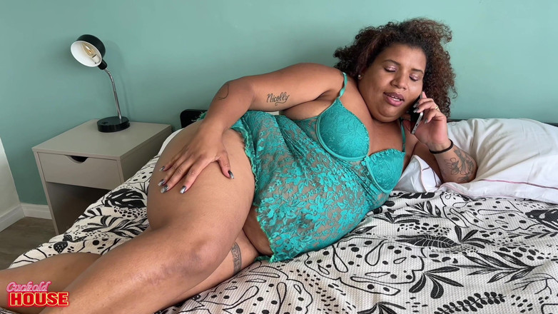 CuckoldHouse: Awek montel nakal ini menerima kawan-kawan suami cuckoldnya, bersedia untuk...