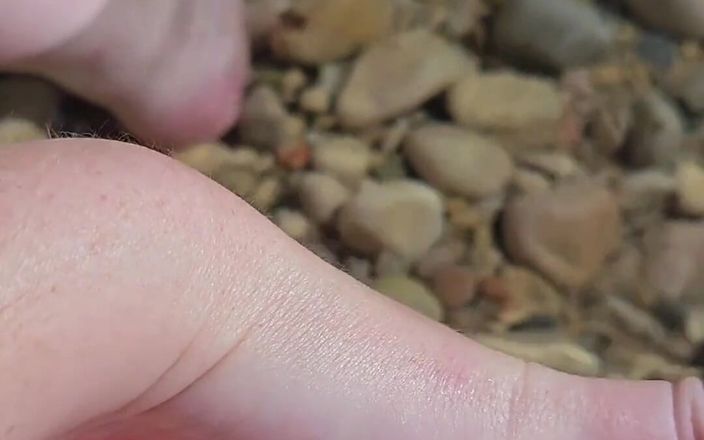 Naughty Mila: Am făcut acest videoclip pe o plajă de nudiști din...
