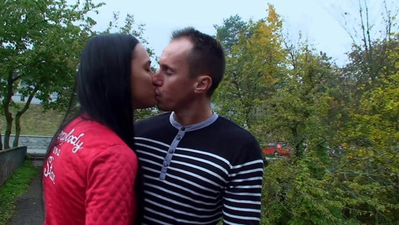 Kinky Angels: Tmavovlasá holka šuká a dostává krém