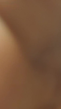 Cewek seksi rambut cokelat di ruang ganti