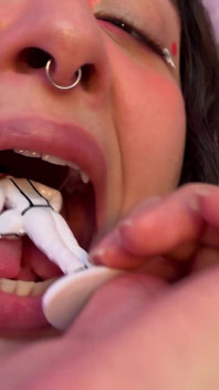 Giantess làm nhục tôi ngửi thấy bạn, tôi nuốt chửng bạn và tôi nghiền nát bạn từ bên trong và bụng lạm phát