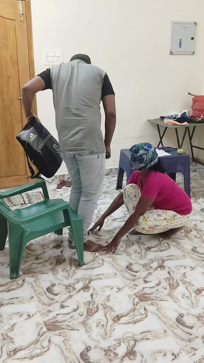 Thesana: Agentka inkasa půjčky šuká nevinnou manželku v domácnosti