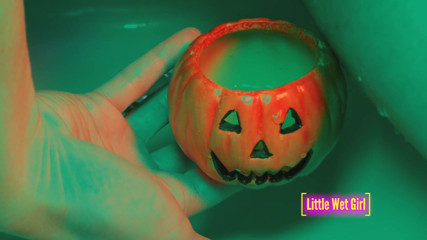 Little Wet Girl: ฉี่ในฟักทองวันฮาโลวีน