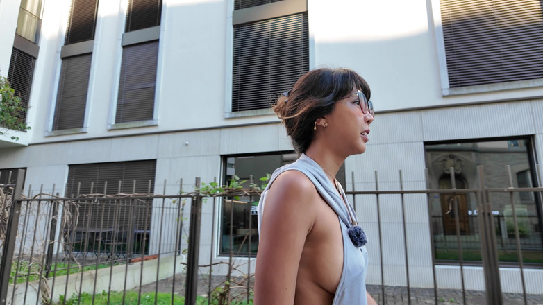 Daring Kiara: Exhibitionist Japanese Girl Flashes and Masturbates in Public