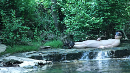 barenakedboy: Protahování u vodopádu, pokus o propašování malé soukromé chvíle ...