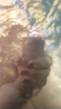 性感的苗条青少年梅根在海滩上洗澡时被继父性交