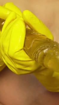 Adik tiri India yang hamil di sarung tangan kuning bermain dengan dildo dan bercakap kotor
