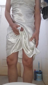Asiatischer transvestã¤t mit langem seidigem nachthemd