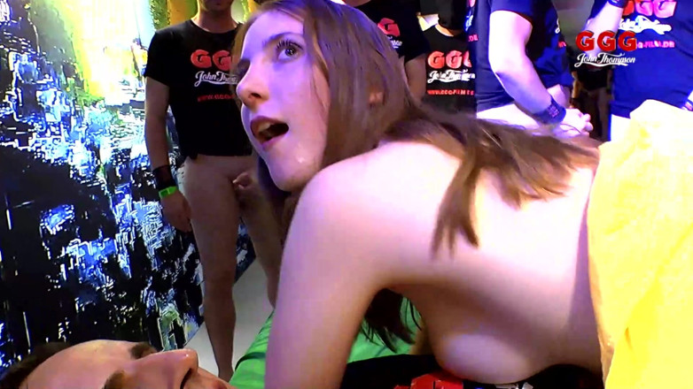 German Hardcore Gangbang: Tatuada Latina Fists Ass &amp;buceta Com Consolos Monstros Para Explosão De...