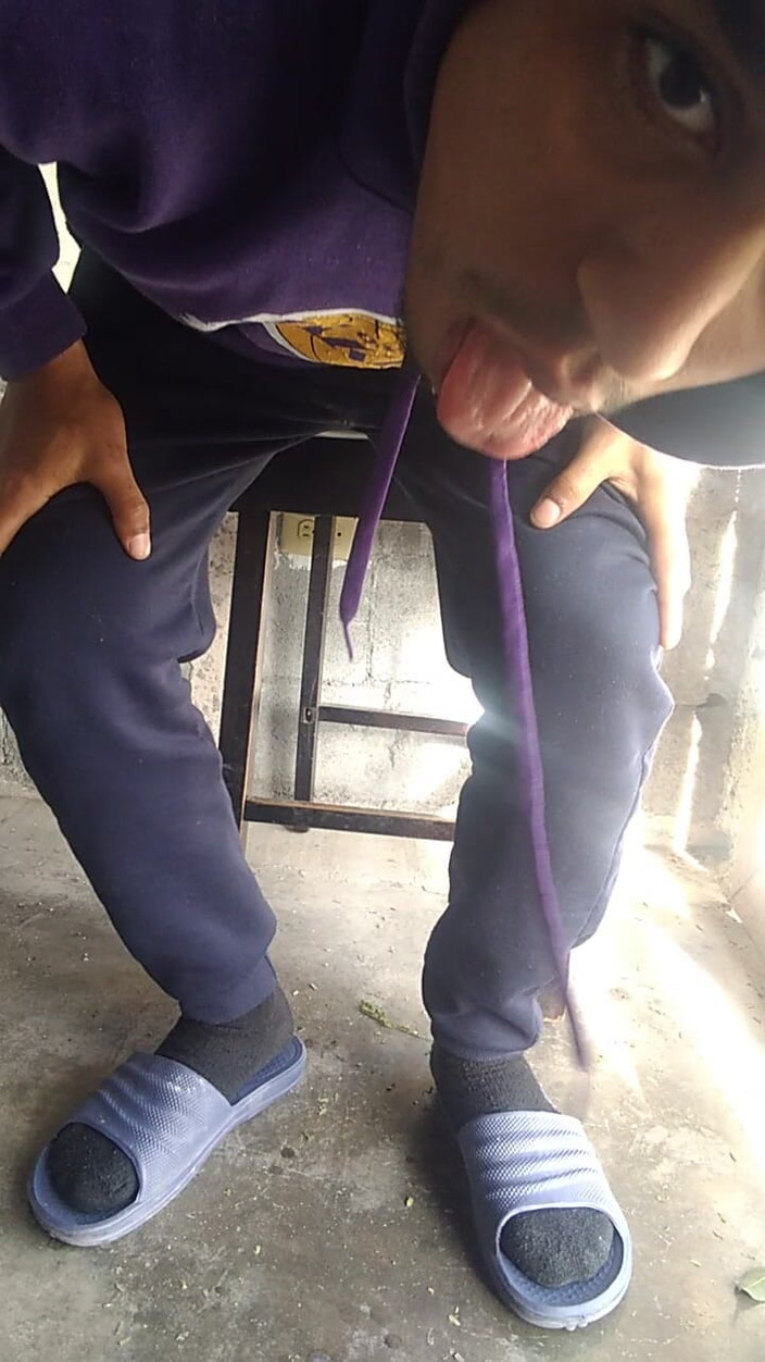 AlexAlejandro13: Sedím na židli, zatímco masturbuji, před bránou domu