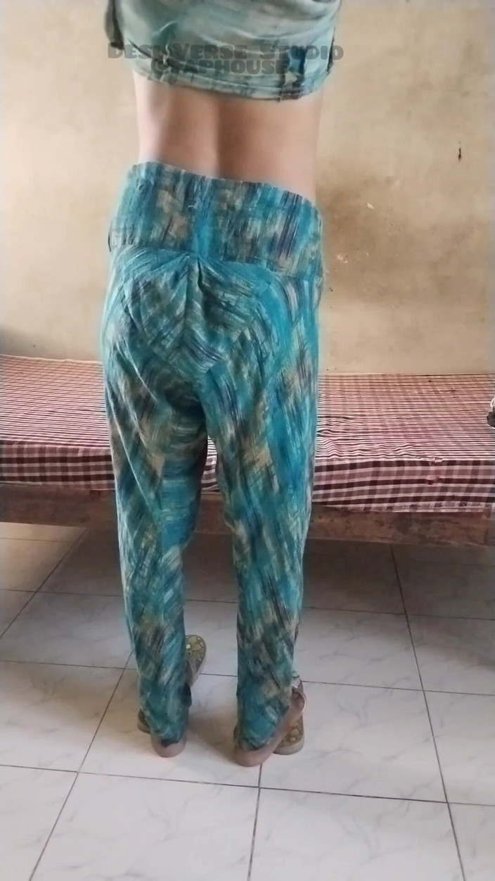 Desi Sex Slave: Desi Bhabhi se svléká před šukáním komplikace