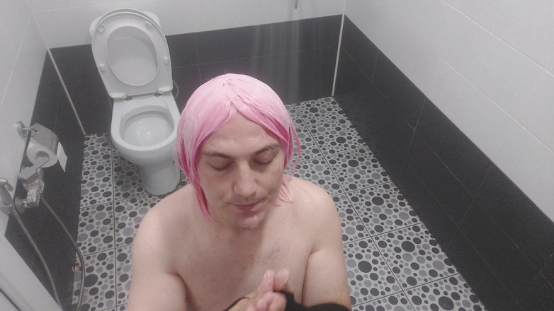 Kitty_Cross: Göt transeksüel beyaz nefis tombul vücut banyonun zemininde flört ediyor