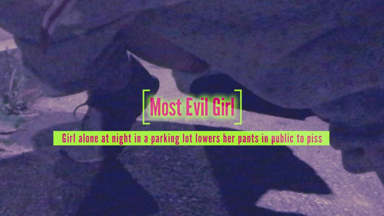 Most Evil Girl: 駐車場で夜に一人で女の子は小便に屋外で彼女のズボンを下げます