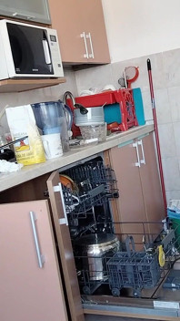 Mẹ kế khỏa thân gợi cảm trong nhà bếp nghiệp dư vợ làm việc nhà khỏa thân.