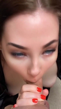 Fata mea dulce are parte de spermă pe față! Muie cu unghii roșii