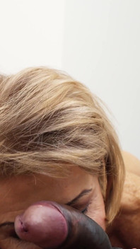 Blonde oma Romana klaarkomen in de mond pov interraciale grote zwarte lul pijpbeurt