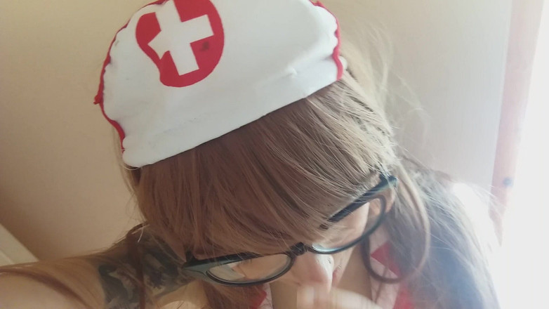 savannahamatoriale: Cette infirmière mangera ton sperme puis tu !!