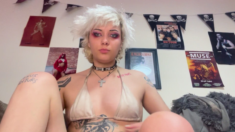 Glitterqueen1999: 2 yeni sigara içme videosu. Meme teşhiri ve duman üfleme