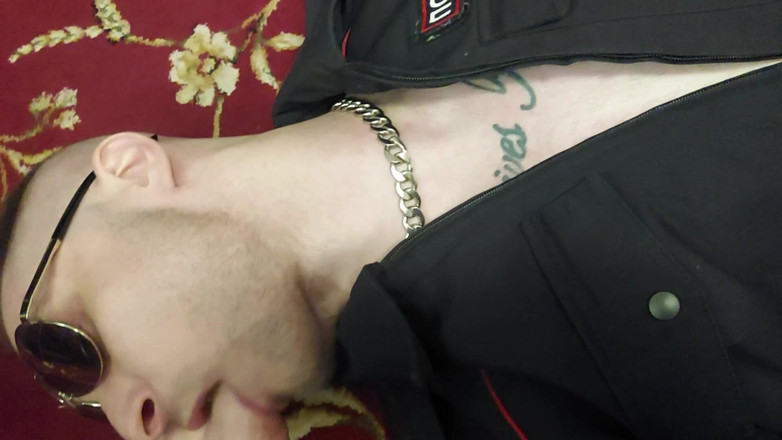 KinkySirius: 2人の警察官が逮捕、支配、解約のロールプレイングゲームを上演した