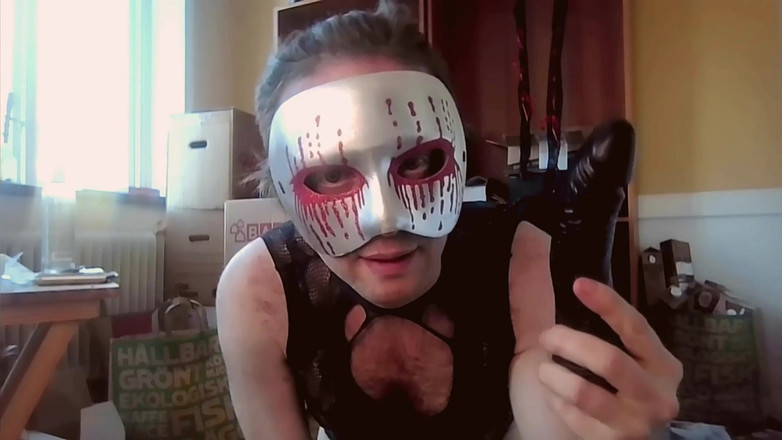 Oznob Oznofla: Сіссібой показує свою колекцію секс-іграшок