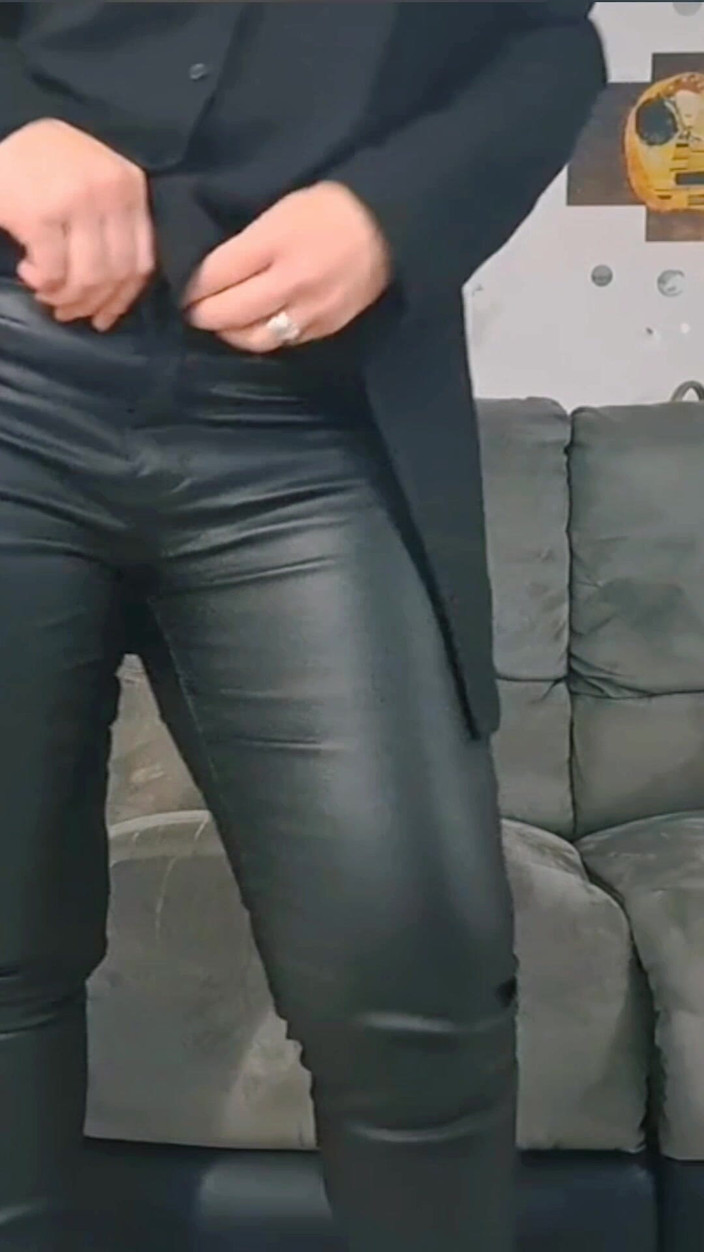 Sofy13: एक परिपक्व महिला का संकलन जो चमड़ा पहनना पसंद करती है