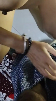Üvey kılıklısını domaltarak sikiyor