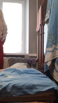 Blonďatá macecha svádí zrzavou nevlastní dceru a šuká ji, zatímco její manžel se sprchuje