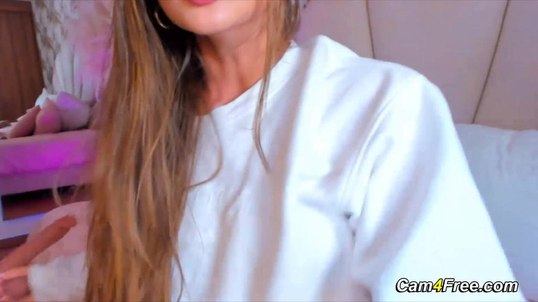 Cam for free: Хорошенькая крошка по соседству заставляет ее киску сочащейся мокрой