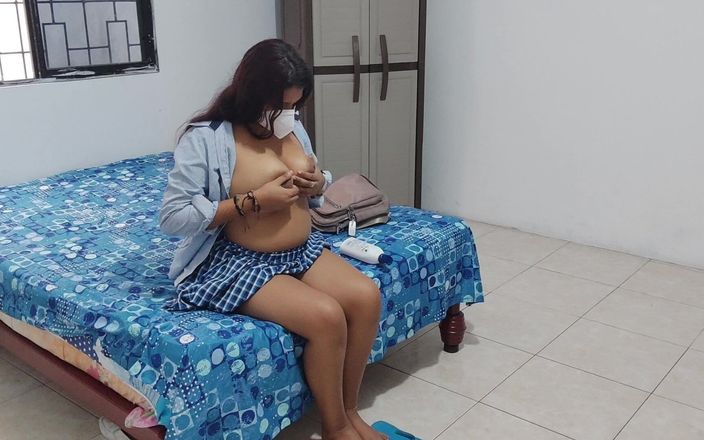 Goky: Studentessa del college 18 si tocca molto calda